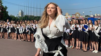 Тернопільські випускники відсвяткували останній дзвоник на набережній ставу Тернопільські випускники відсвяткували останній дзвоник на набережній ставу