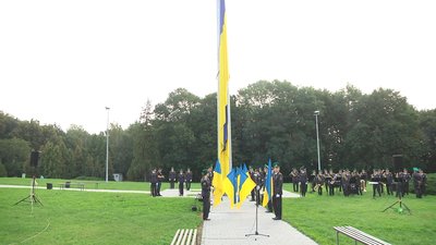 У Хмельницькому учасники бойових дій підняли державний прапор України У Хмельницькому учасники бойових дій підняли державний прапор України