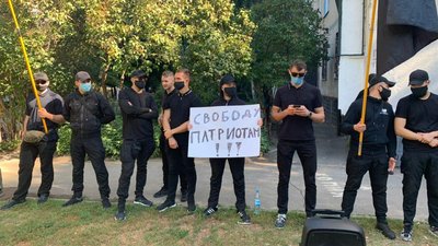 Біля суду, де обирають запобіжні заходи підозрюваним в стрільбі під Харковом, протестують Біля суду, де обирають запобіжні заходи підозрюваним в стрільбі під Харковом, протестують