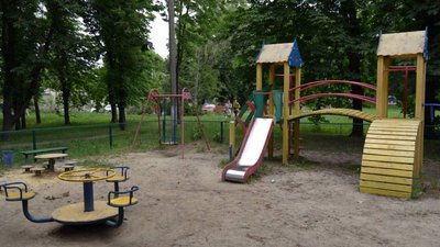 У Полтаві ремонтують дитячі майданчики: де вже відновили, а де ще працюють
