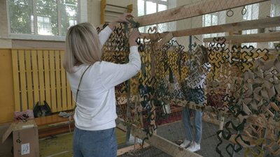 У Черкасах бракує людей для плетіння маскувальних сіток У Черкасах бракує людей для плетіння маскувальних сіток