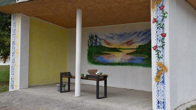 В селі на Волині художник з Донеччини розмалював зупинку В селі на Волині художник з Донеччини розмалював зупинку
