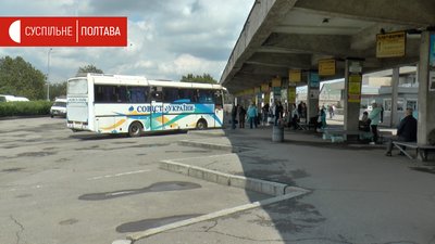 Платформа автобусного вокзалу у Полтаві Платформа автобусного вокзалу у Полтаві