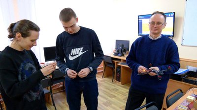 У вінницькому коледжі майструють дрони для оборонців У вінницькому коледжі майструють дрони для оборонців