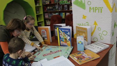 Діти з порушенням зору грають "Монополію", надруковану шрифтом у Хмельницькому