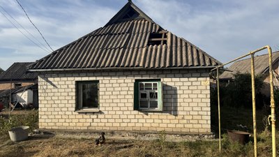 Обстріляний будинок в Олександрівці