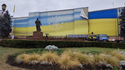 На Центральній площі Чернівців оновлюють банер із Державним Прапором