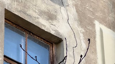 У Миколаєві від вибухових хвиль потріскались стіни п'ятиповерхівки