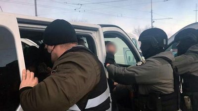У Києві поліцейські проводять спецоперацію із затримання наркоторговців У Києві поліцейські проводять спецоперацію із затримання наркоторговців