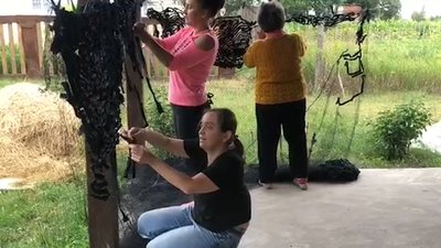 Діти з села Городське на Житомирщині плетуть маскувальні сітки для ЗСУ Діти з села Городське на Житомирщині плетуть маскувальні сітки для ЗСУ