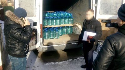 У Кіровоградській області вилучили понад дві тонни підробних горілки та цигарок У Кіровоградській області вилучили понад дві тонни підробних горілки та цигарок