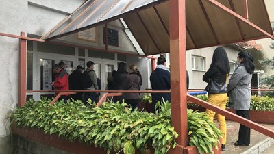 Черги до кабінок, дільниця без світла, дочасне заповнення протоколів: як голосували на Закарпатті Черги до кабінок, дільниця без світла, дочасне заповнення протоколів: як голосували на Закарпатті