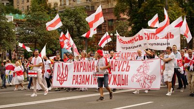 Колона білорусів на Марші захисників у Києві, 24 серпня 2021 року Колона білорусів на Марші захисників у Києві, 24 серпня 2021 року