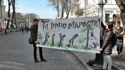 У Полтаві жінки прив'язали себе до дерев