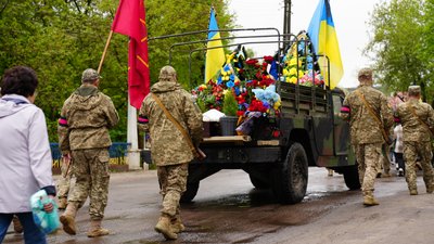 "Всі кулі взяв на себе". У Лебедині на Сумщині попрощались із міським головою Олександром Бакликовим "Всі кулі взяв на себе". У Лебедині на Сумщині попрощались із міським головою Олександром Бакликовим