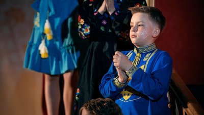 Допомога ЗСУ: у Бердичеві пройшов благодійний показ українського вишитого одягу Допомога ЗСУ: у Бердичеві пройшов благодійний показ українського вишитого одягу