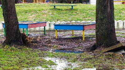 Вода стоїть і на дитячих майданчиках у Центральному парку Вода стоїть і на дитячих майданчиках у Центральному парку