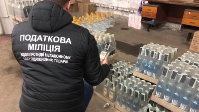 Волинські податківці викрили рівненчанку, яка організувала торгівлю підробленим алкоголем Волинські податківці викрили рівненчанку, яка організувала торгівлю підробленим алкоголем