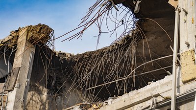 Як виглядають місця ракетних ударів по Дніпру на 5 день після атаки: фоторепортаж Як виглядають місця ракетних ударів по Дніпру на 5 день після атаки: фоторепортаж