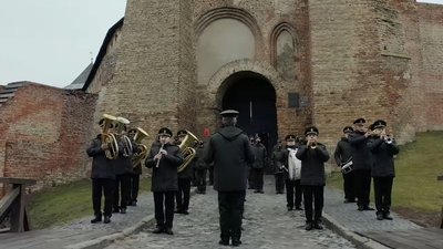 Військові біля замку у Луцьку привітали військових Військові біля замку у Луцьку привітали військових