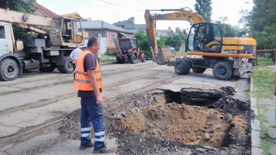 На самопливному каналізаційному колекторі в Миколаєві сталося провалля На самопливному каналізаційному колекторі в Миколаєві сталося провалля