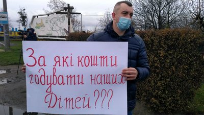 У селі біля Луцька медики психлікарні перекрили дорогу: люди вимагають виплатити їм борги з зарплати У селі біля Луцька медики психлікарні перекрили дорогу: люди вимагають виплатити їм борги з зарплати