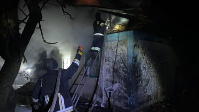 Житловий будинок у Новоукраїнському районі, який загорівся внаслідок російської атаки