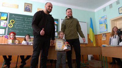 На Франківщині учні Черніївського ліцею зібрали понад 40 тис. грн для ЗСУ. Як діти допомагали волонтерам На Франківщині учні Черніївського ліцею зібрали понад 40 тис. грн для ЗСУ. Як діти допомагали волонтерам