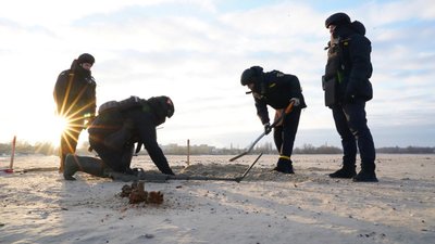 Черкаські рятувальники обстежили мілину Дніпра, де знайшли боєприпаси Черкаські рятувальники обстежили мілину Дніпра, де знайшли боєприпаси