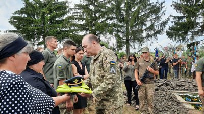 Загинув під час 100 бойового вильоту. На Прикарпатті поховали Героя України Олександра Кукурбу Загинув під час 100 бойового вильоту. На Прикарпатті поховали Героя України Олександра Кукурбу