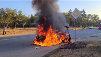 У Сімферопольському районі горів автомобіль