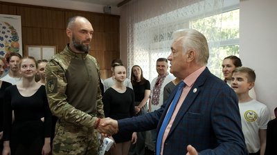 Вихованці вінницького центру "Барвінок" передали захисникам понад 300 тисяч гривень Вихованці вінницького центру "Барвінок" передали захисникам понад 300 тисяч гривень
