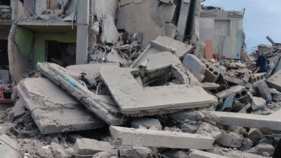 Зруйнований будинок внаслідок авіаударів по Приколотному на Харківщині, 18 червня