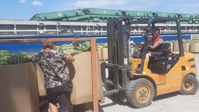 Херсонські кавуни готуються до відправлення річкою у столицю Херсонські кавуни готуються до відправлення річкою у столицю
