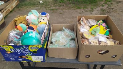 На в'їзді у Бобринець на Кіровоградщині місцеві роздають харчі та речі переселенцям На в'їзді у Бобринець на Кіровоградщині місцеві роздають харчі та речі переселенцям
