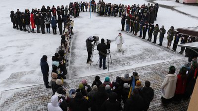 З білими янголами у руках: у Житомирі учні влаштували акцію до Дня пам'яті Героїв Небесної Сотні З білими янголами у руках: у Житомирі учні влаштували акцію до Дня пам'яті Героїв Небесної Сотні