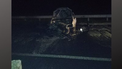 В'їхав у бетонний блок: на Черкащині згоріла автівка, пасажирів ушпиталили