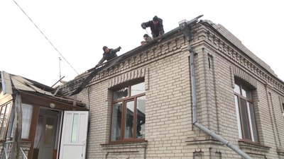 Родина залишилася без хати: уламки збитого на Хмельниччині "шахеда" впали на дах будинку Родина залишилася без хати: уламки збитого на Хмельниччині "шахеда" впали на дах будинку