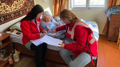 "Найближча лікарня за 40 кілометрів". Як у гірських селах Буковини працюють мобільні бригади Червоного хреста "Найближча лікарня за 40 кілометрів". Як у гірських селах Буковини працюють мобільні бригади Червоного хреста