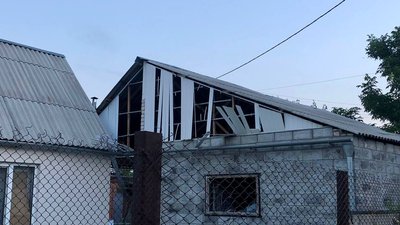 Російські війська чотири рази обстріляли Дніпропетровщину: пошкоджені будинки, без електрики 300 людей