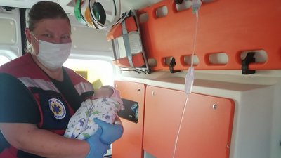 Медична сестра з новонародженою дівчинкою