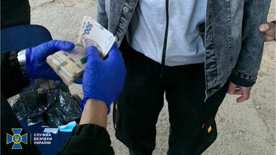 У Житомирі СБУ затримали на хабарі медиків, які вимагали гроші від учасника АТО У Житомирі СБУ затримали на хабарі медиків, які вимагали гроші від учасника АТО