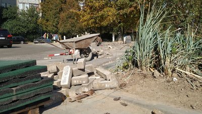 Лучанка скаржиться на відсутність дерев у сквері Лучанка скаржиться на відсутність дерев у сквері