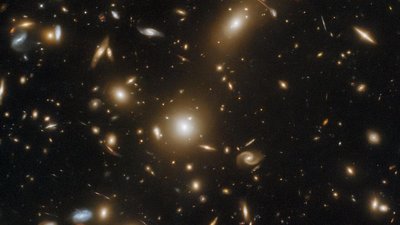 Hubble сфотографував скупчення галактик, яке спотворює простір-час