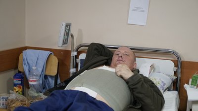 Володимир отримав поранення на Донеччині, лікується в одному з медзакладів Харківщини. Квітень 2023 року. Фото: Олександра Новосел/Суспільне Харків Володимир отримав поранення на Донеччині, лікується в одному з медзакладів Харківщини. Квітень 2023 року. Фото: Олександра Новосел/Суспільне Харків