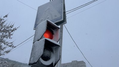 Засніжений світлофор та дорожній знак Засніжений світлофор та дорожній знак