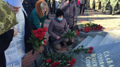 Черкасці вшанували пам'ять Героїв Небесної Сотні Черкасці вшанували пам'ять Героїв Небесної Сотні