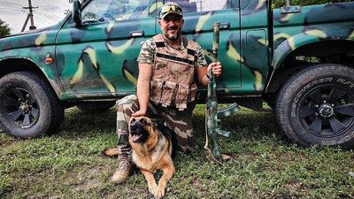 "Діна відчуває, коли снаряди летять на нас, і перша ховається", — військовий 128-ї бригади Руслан про врятовану вівчарку
