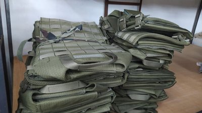 Для захисту військових: в Одесі волонтери шиють плитоноски для бронежилетів Для захисту військових: в Одесі волонтери шиють плитоноски для бронежилетів