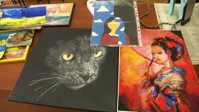 Картини в техніці "енкаустики" створює хлопець з інвалідністю. 8 грудня 2022 рік Картини в техніці "енкаустики" створює хлопець з інвалідністю. 8 грудня 2022 рік